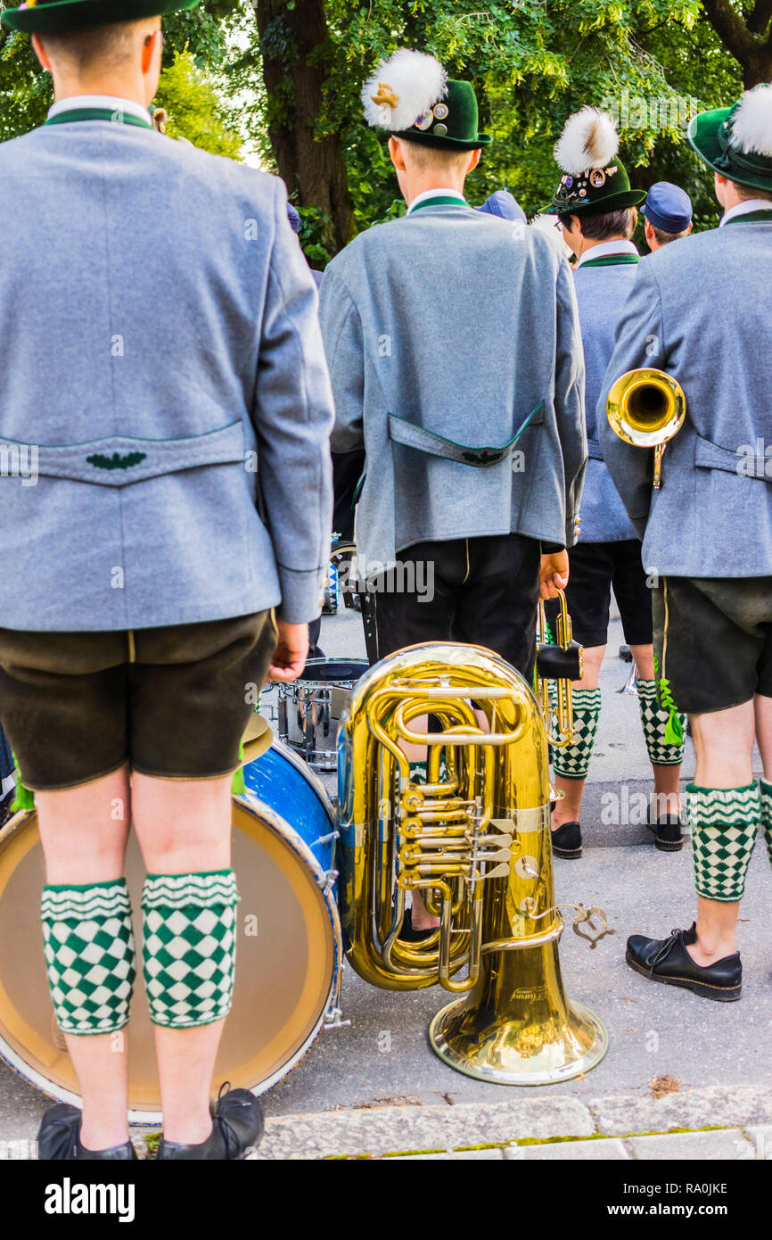 Bayerische marschieren im traditionellen Gewand gekleidet anlässlich der partenkirchner Festwoche Band Stockfoto