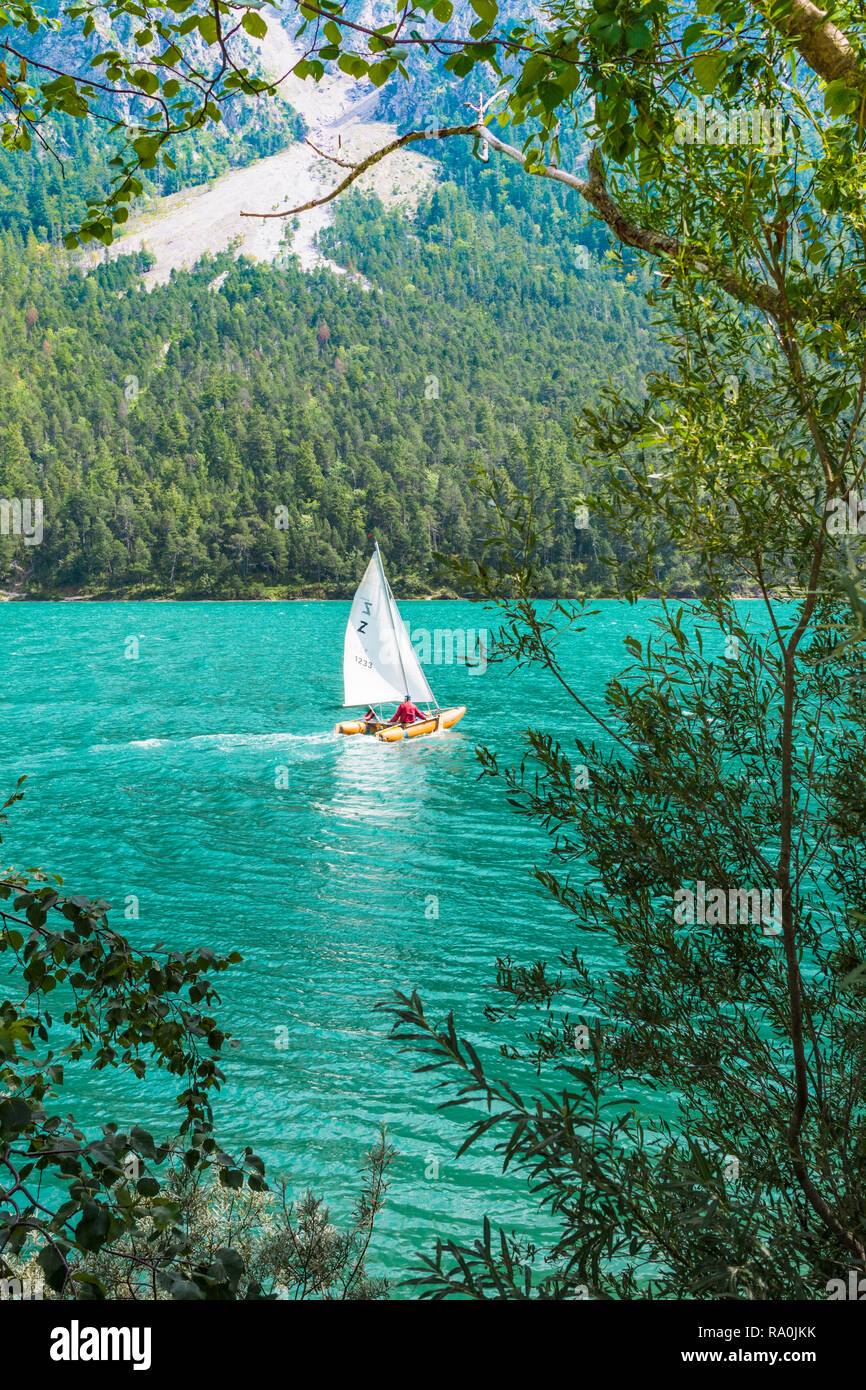 Kleines Segelboot auf alpinen See Stockfoto