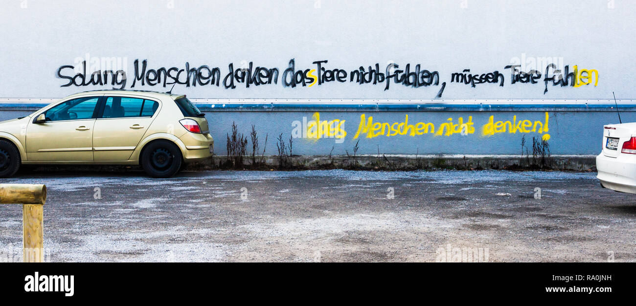 Graffito an der Wand eines Gebäudes, Text lautet: "Solange Menschen denken, dass Tiere nicht fühlen, müssen Tiere fühlen, dass Menschen nicht denken" Stockfoto