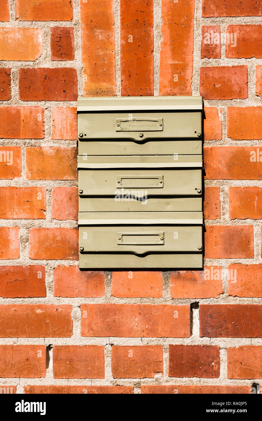 Mauer mit drei Briefkästen ohne Namen, Stockfoto