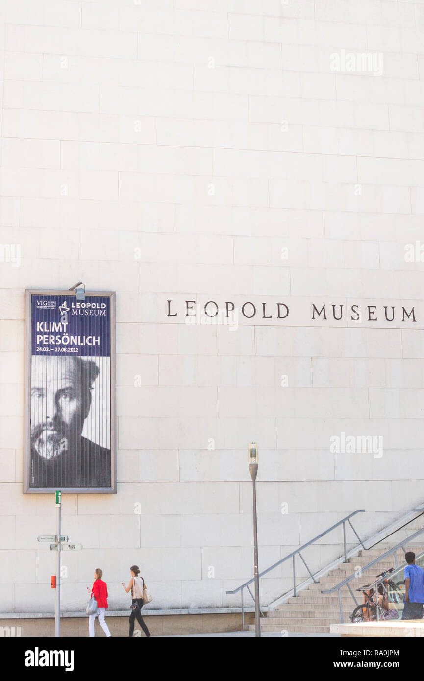 Fassade des Leopold Museum mit einer Anzeigentafel angezeigt österreichische Maler Gustav Klimt Stockfoto