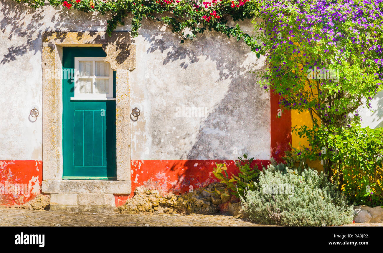 Traditionelles Haus mit Stein gerahmt Tür und Blumen Stockfoto