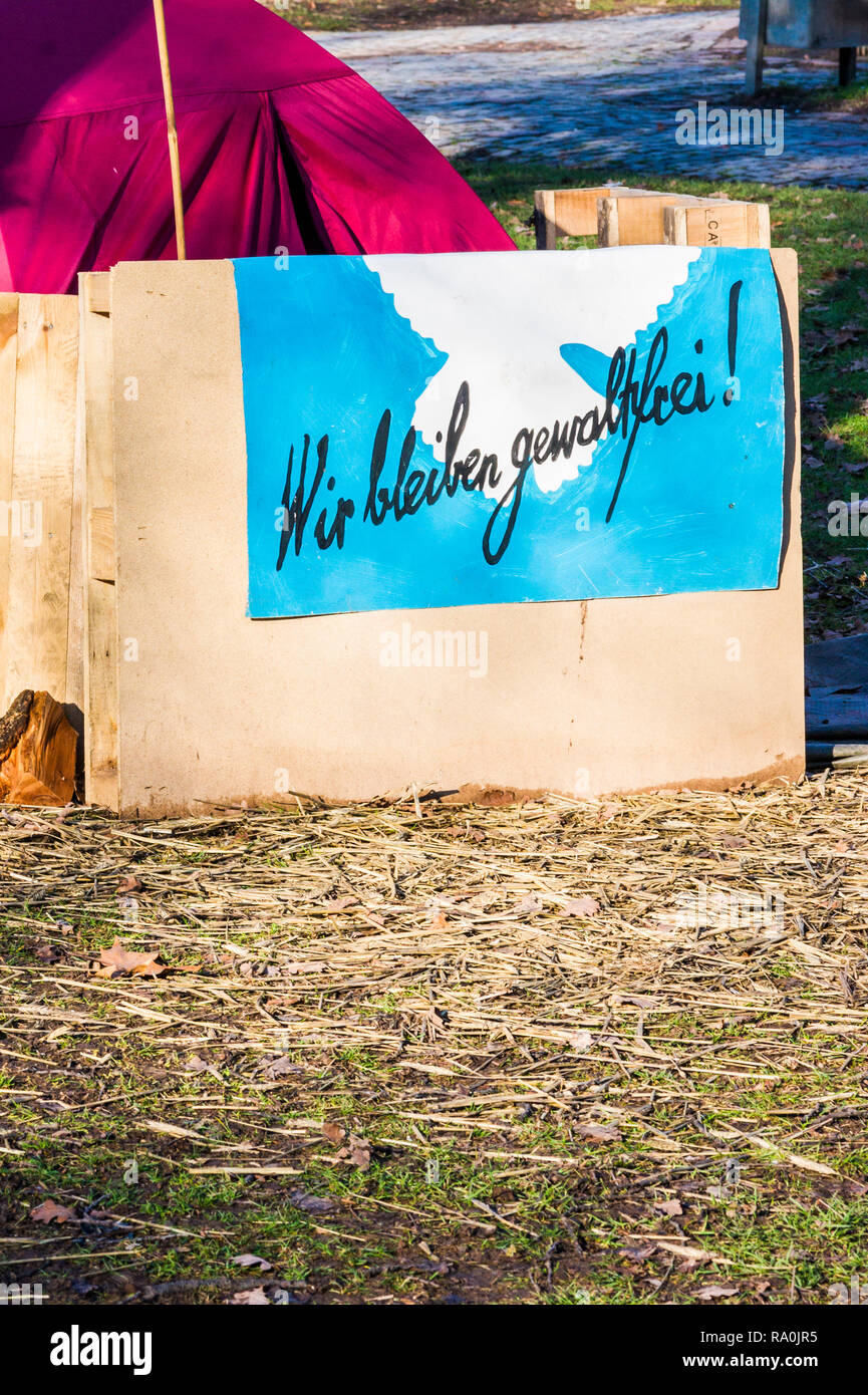 Poster, Text lautet: "Wir bleiben gewaltfrei' / Wir nicht bleiben - gewaltsamen ' Stockfoto