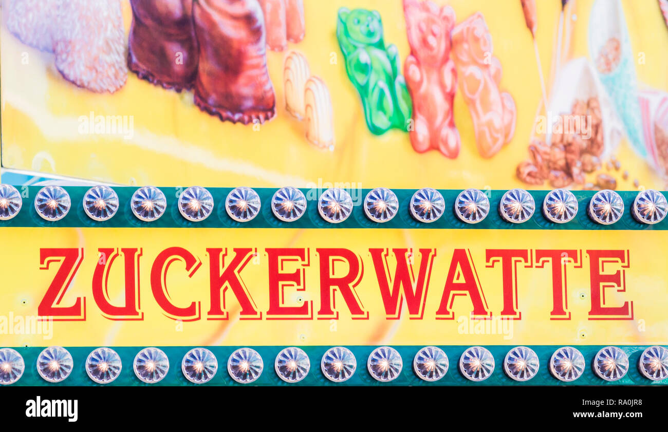 Zeichen auf einem mobilen Shop auf dem Cannstatter Volksfest Werbung Zuckerwatte Stockfoto