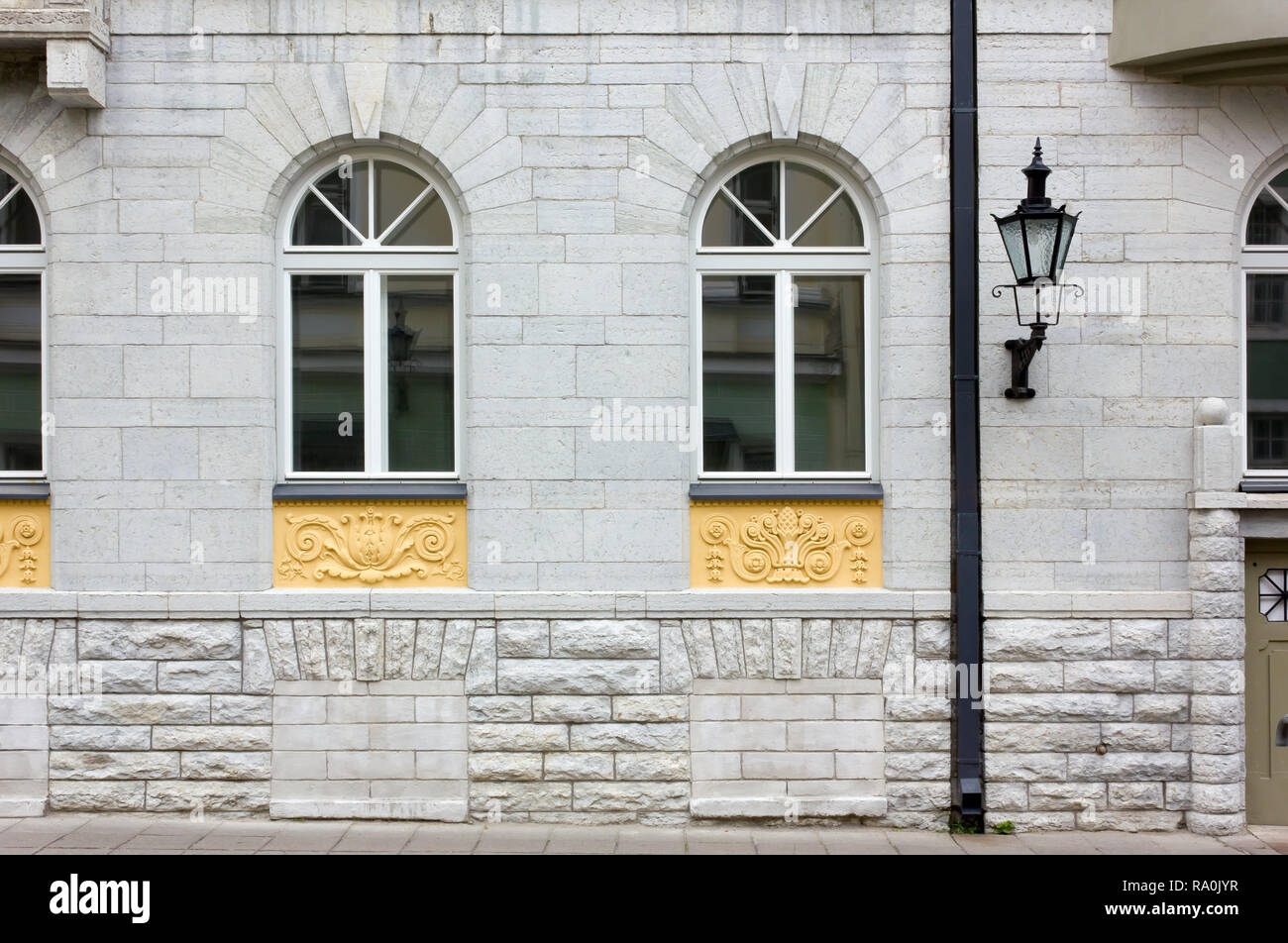 TALLINN, Estland - 21. Juli 2013: Fassade eines eleganten städtischen Gebäude Stockfoto