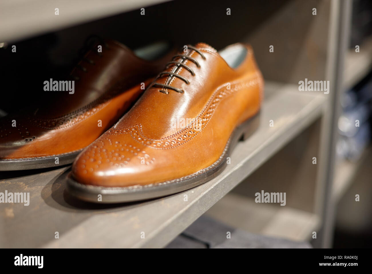 Herren Elegante Klassische Schuhe Auf Dem Regal Im Schuhladen Stockfotografie Alamy