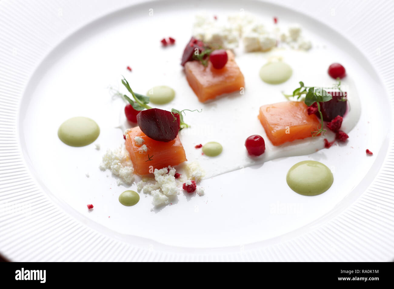 Lachs serviert in einem Restaurant in der molekularen Küche Stockfoto
