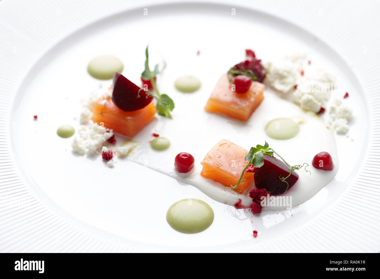 Lachs serviert in einem Restaurant in der molekularen Küche Stockfoto