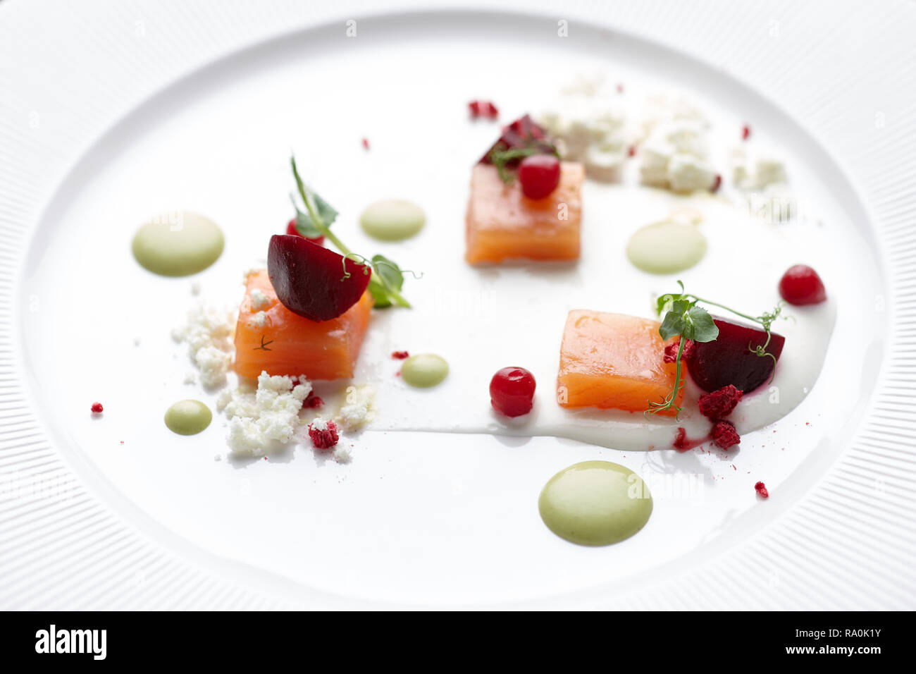 Lachs serviert in einem Restaurant in der molekularen Küche Stockfoto
