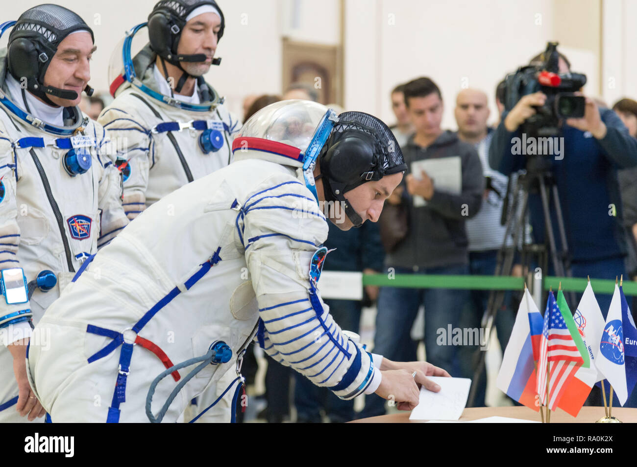 Internationale Raumstation ISS Expedition 58 backup Crew zog Morgan von NASA-Zeichen für den letzten Tag der Qualifikation Prüfungen an der Gagarin Cosmonaut Training Centre 13. November 2018 in Star City, Russland. Die drei sind geplant 3. Dezember vom Kosmodrom Baikonur in Kasachstan für eine sechs-und-ein-halb Monat Mission auf der Internationalen Raumstation zu starten. Stockfoto