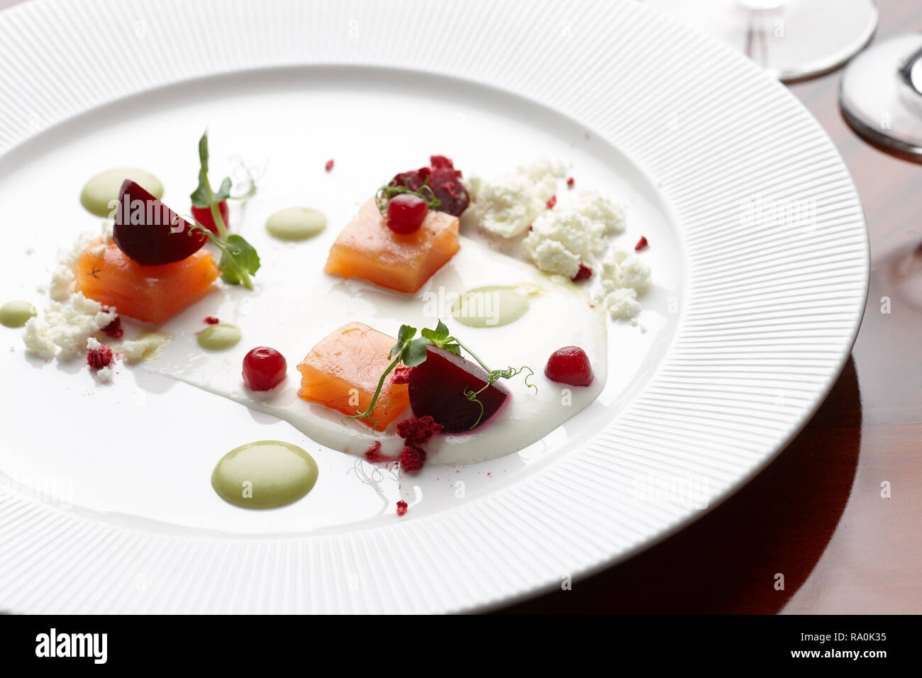 Lachs serviert in einem Restaurant in der molekularen Küche Stockfoto