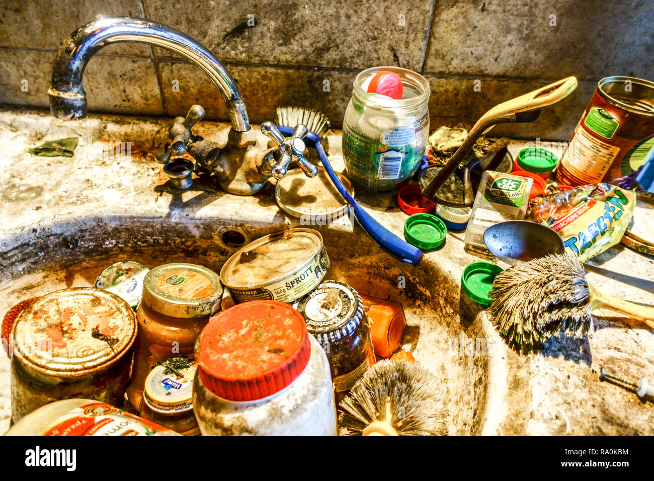 Schmutzige und ungewaschene Küchensachen im Waschbecken, schmutzige Küche Stockfoto