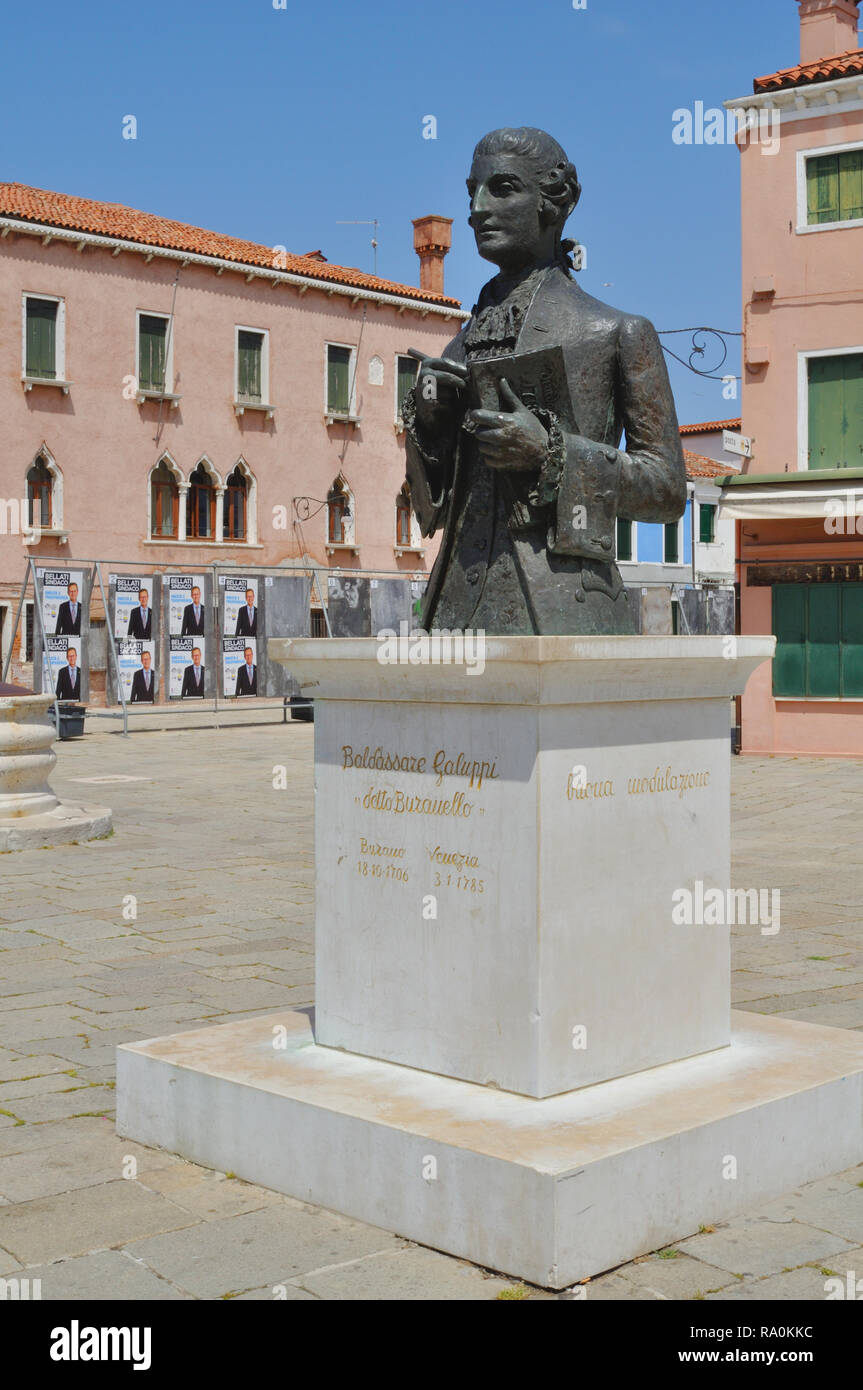 Statue des Venezianischen Komponisten Baldassare Galuppi auf Burano, die Insel von seiner Geburt. Stockfoto