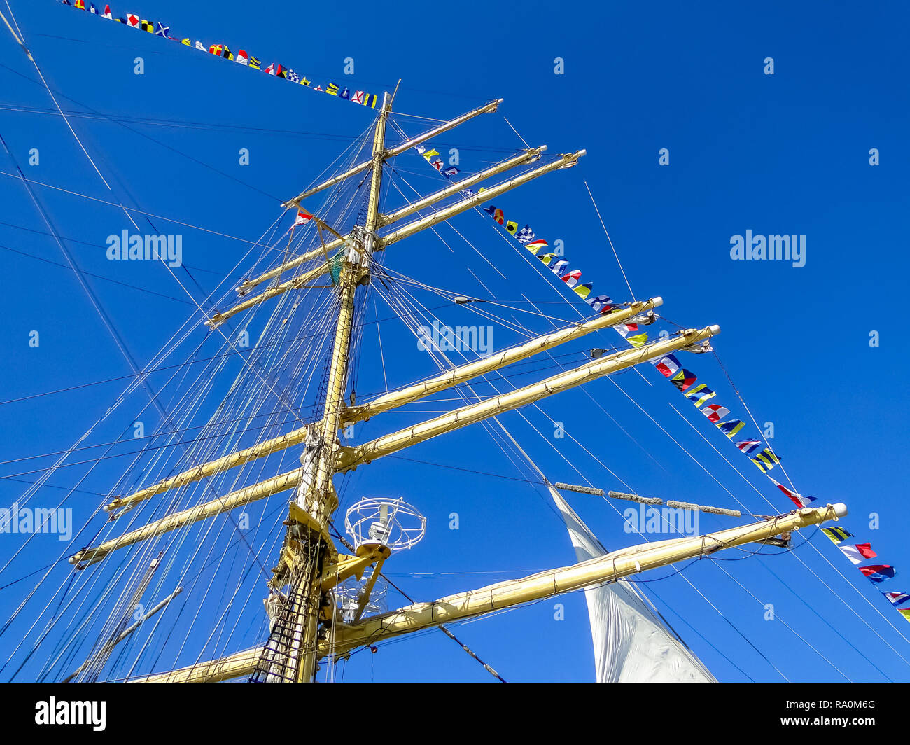Deck Säule und sailyards eines Schiffes mit Schiff Wimpel auf blauen Himmel Hintergrund Stockfoto