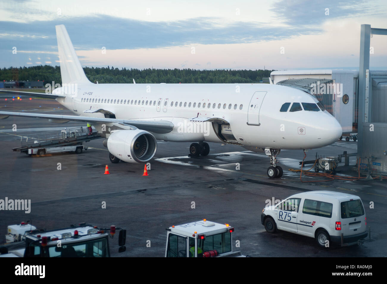 22.06.2018 - Helsinki, Finnland, Europa - Eine Passagiermaschine vom Typ Airbus A320 der Leasingfirma Getjet parkt nach der Landung am Gate mit dem Fl Stockfoto