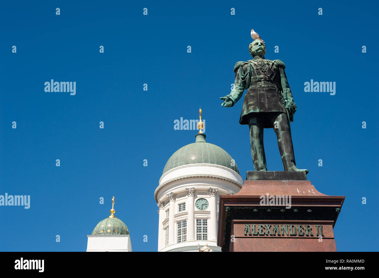 23.06.2018 - Helsinki, Finnland, Europa - Eine Statue von Alexander II. e der Domkirche am Senatsplatz, sterben auch als Weisse Kathedrale oder Hel Stockfoto