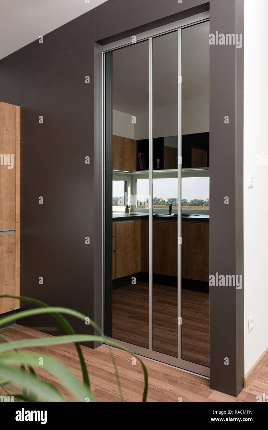 Spiegel Tür Schiebetür in der zeitgenössischen Küche Innenraum  Stockfotografie - Alamy