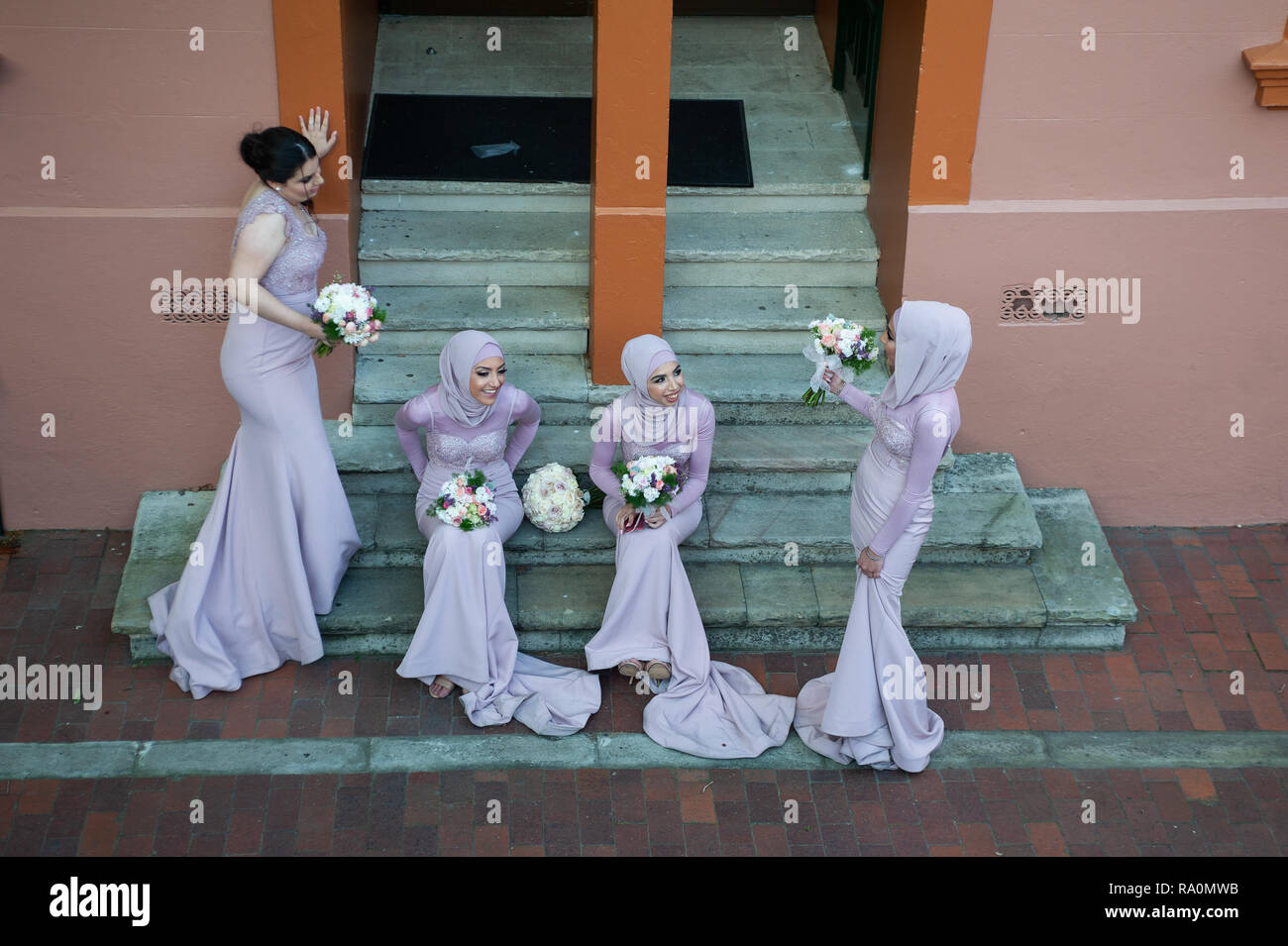16.09.2018, Sydney, New South Wales, Australien - Eine Gruppe muslimischer Brautjungfern sitzt auf den Stufen eines Gebaeudes im Stadtviertel der Rock Stockfoto
