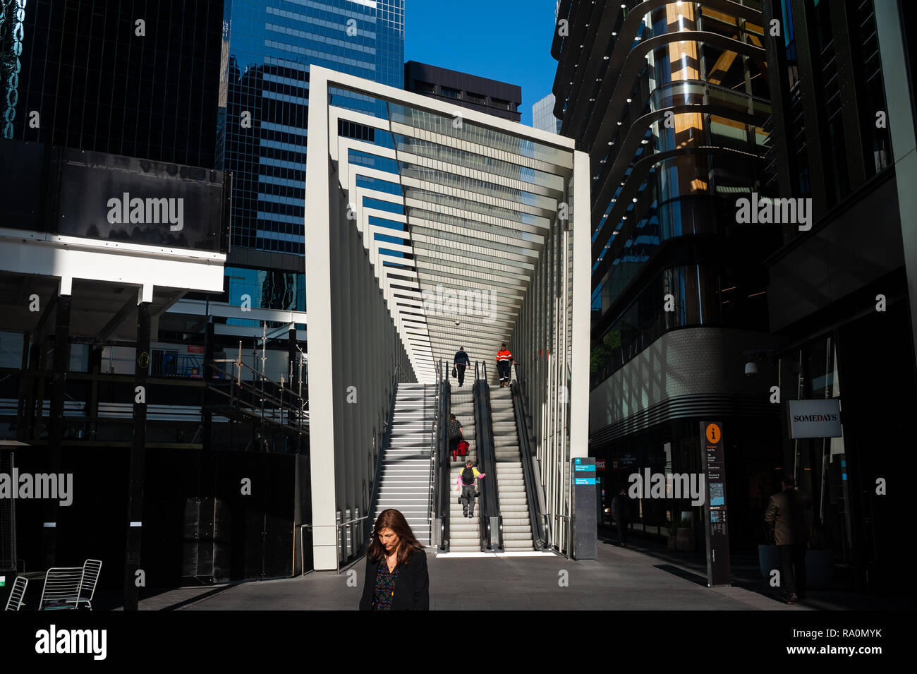 17.09.2018, Sydney, New South Wales, Australien - Menschenen Stachel in einer Fussgaengerzone im Bangkok in Barangaroo südlich der modernen Stockfoto