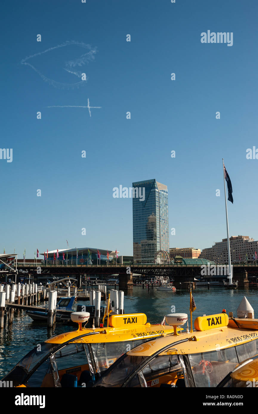 18.09.2018, Sydney, New South Wales, Australien - Yellow Water Taxis haben im Darling Harbour angelegt, mit der Pyrmont Bridge im Hintergrund und Symb Stockfoto