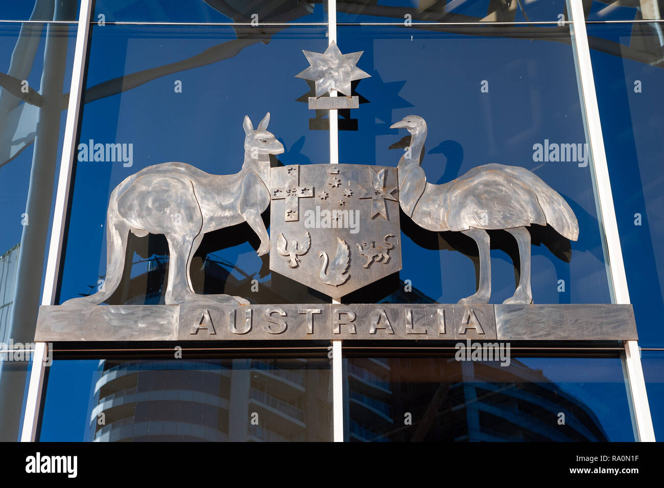 20.09.2018, Sydney, New South Wales, Australien - Das Staatswappen von Australien, mit dem ein Kaenguru, ein Emu und ein Schild abgebildet sind, haeng Stockfoto