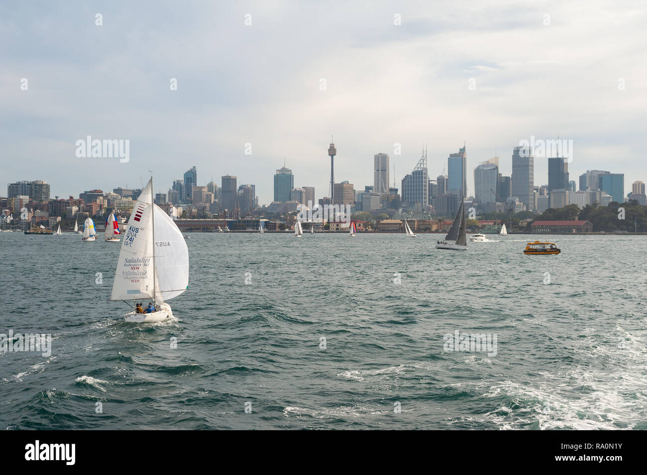 22.09.2018, Sydney, New South Wales, Australien - verkehren Segelboote im Hafen von Sydney mit der Skyline des geschaeftsviertels von Sydney im Hintergr Stockfoto