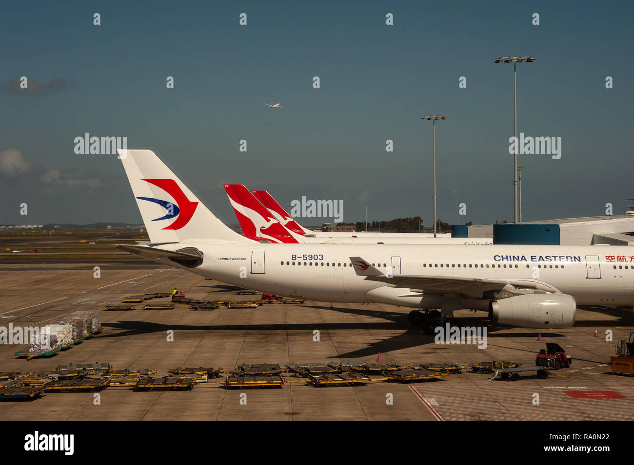 23.09.2018, Sydney, New South Wales, Australien - Blick auf geparkte Flugzeuge der China Eastern und Qantas am internationalen Flughafen Kingsford SMI Stockfoto