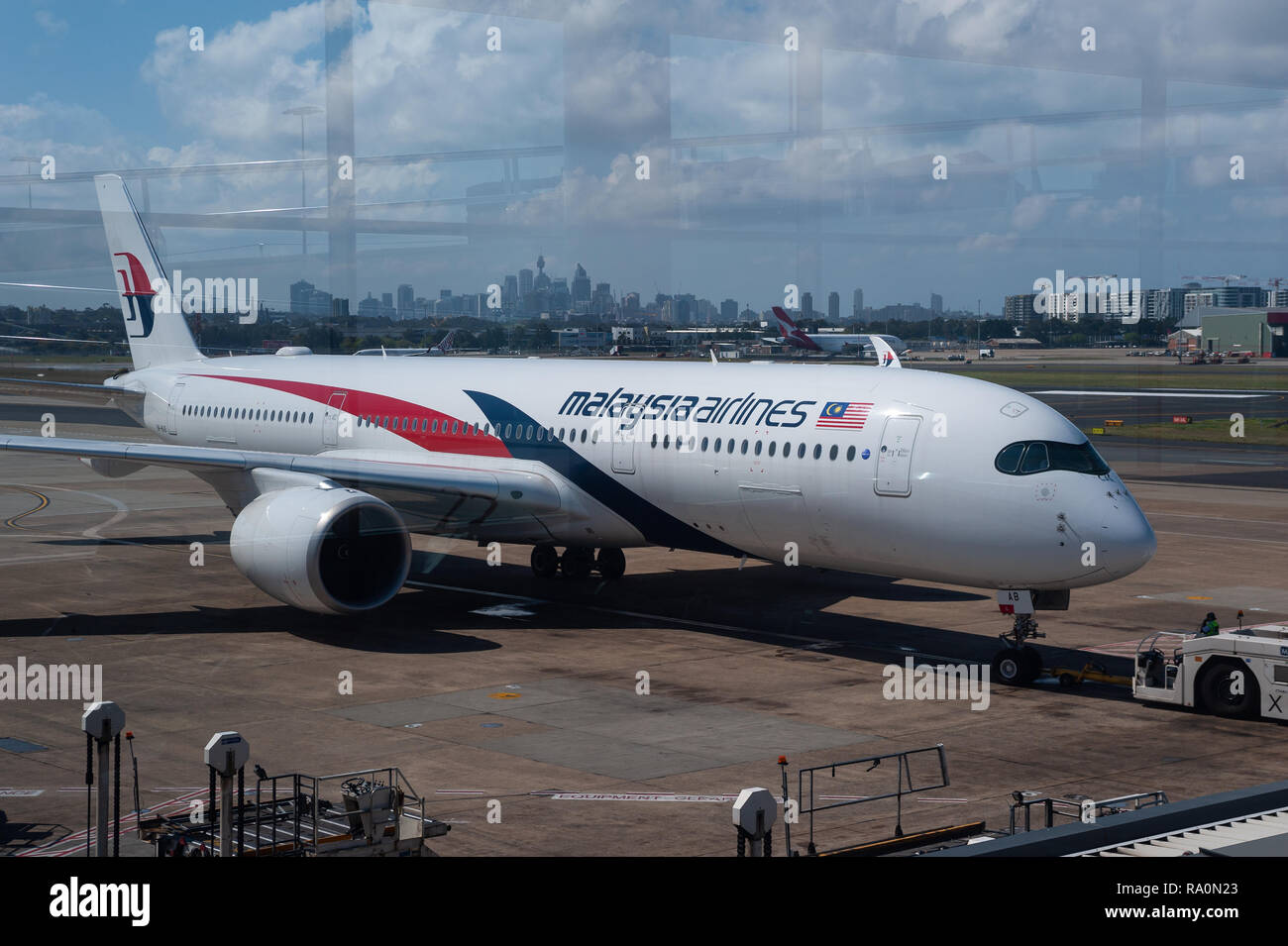 23.09.2018, Sydney, New South Wales, Australien - Eine Passagiermaschine Airbus A350 der malaysischen Fluggesellschaft Malaysia Airlines beim Pushback Stockfoto