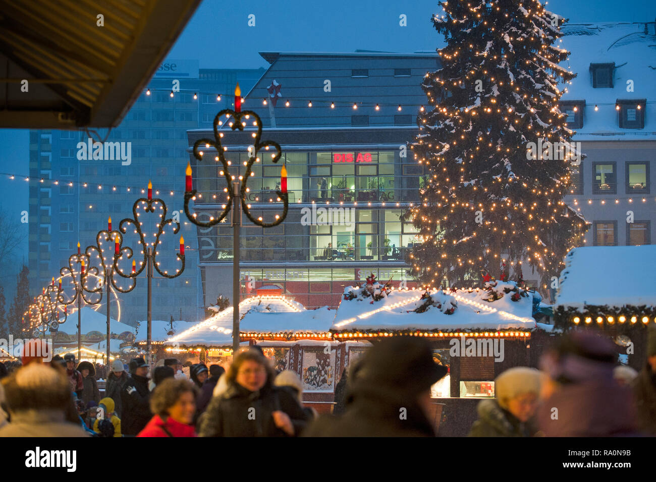 01.12.2010, Chemnitz, Sachsen, Deutschland - Der Weihnachtsmarkt von Chemnitz in Sachsen in der blauen Stunde. 0 UX 101201 D 255 CAROEX.JPG - nicht für den Verkauf in G E R M Stockfoto