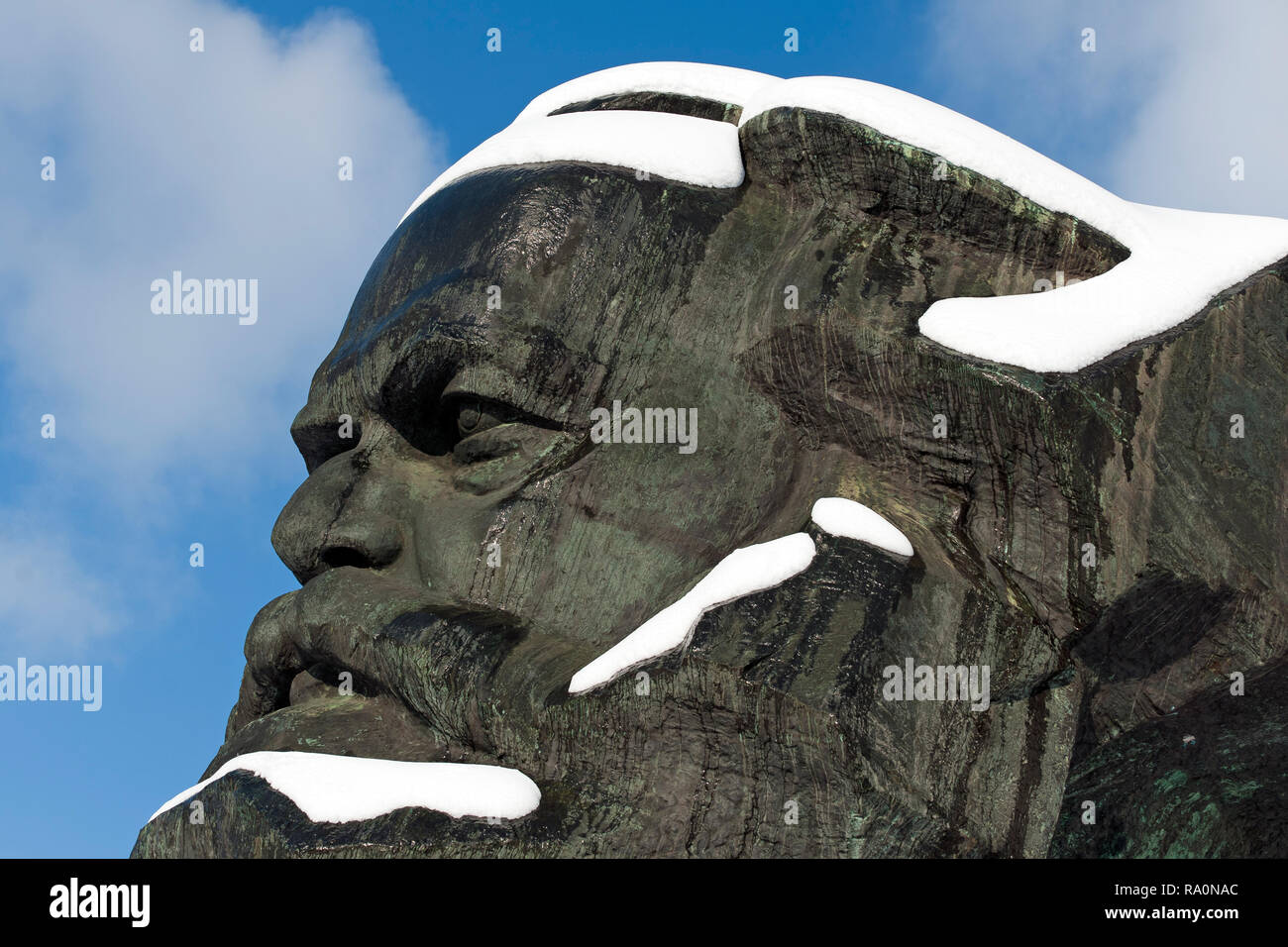 02.12.2010, Chemnitz, Sachsen, Deutschland - Schnee bedeckten Teile der Marx Monument in Chemnitz. Proletarier aller Länder, vereinigt Euch. 0 UX 101202 D 266 CAROEX Stockfoto