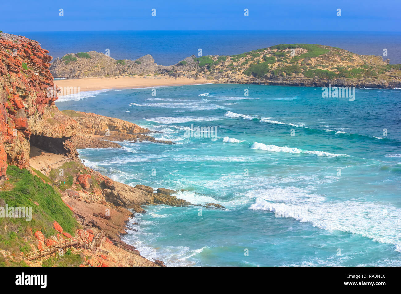 Antenne Meerblick von den Klippen des Robberg Nature Reserve, Plettenberg Bay, Südafrika. Strand, Wellen und Robbenkolonie am Horizont. Stockfoto