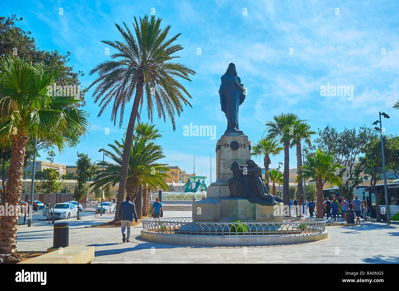 FLORIANA, MALTA - 18. JUNI 2018: Christus, der König (kristu Re) Monument steht direkt außerhalb der Stadtmauer von Valletta im schattigen Garten des Vjal Ir-Re Dwardu VII Stockfoto