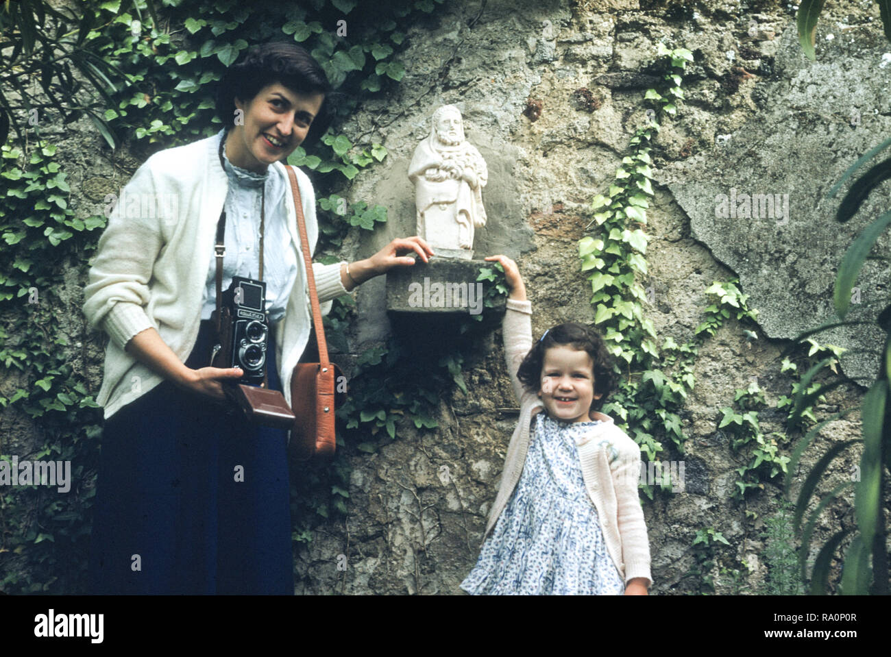 Armee Frau und Tochter Pose an einem strassenrand Schrein im Zweiten Weltkrieg Italien Stockfoto