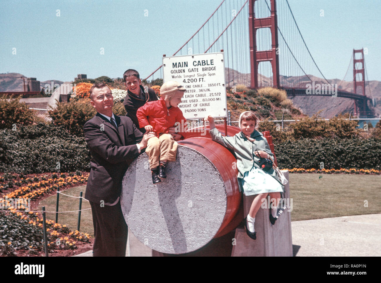 Vater in einem Anzug und Krawatte stellt mit seinen Kindern vor der Golden Gate Bridge, San Francisco, Kalifornien, USA Stockfoto