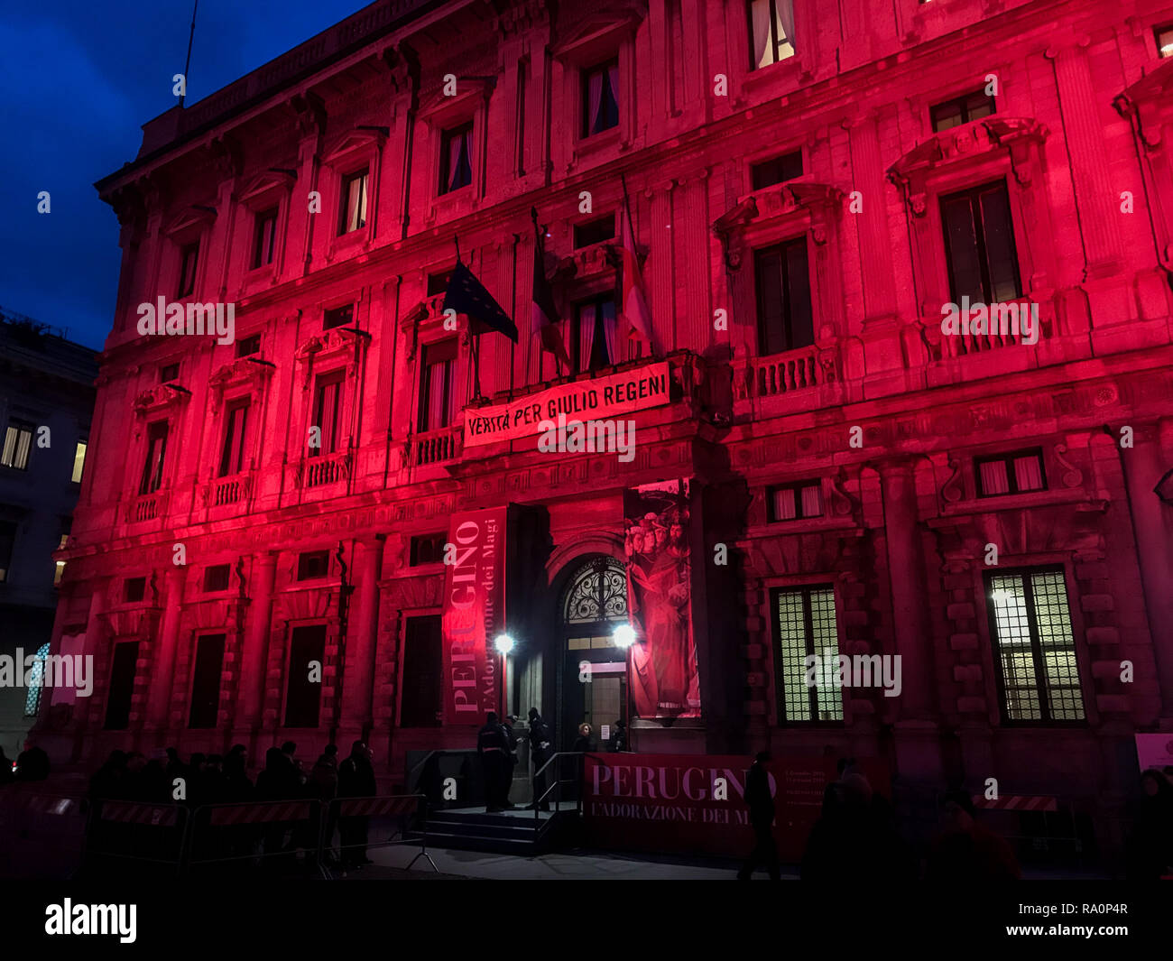 Eine riesige Flasche Chanel Parfüm platziert vor dem Palazzo Marino, Sitz der Geschäftsstelle von Milano Stockfoto