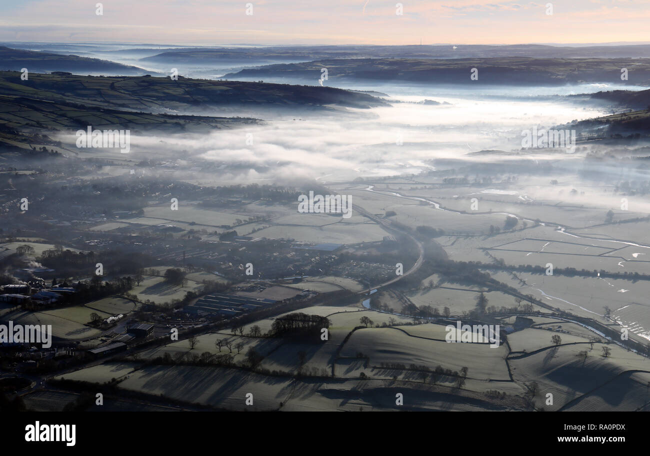 Luftaufnahme Blick nach Süden von einem nebligen Tal bei Skipton, North Yorkshire Stockfoto