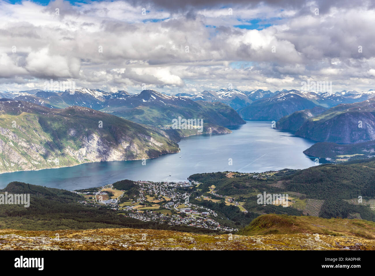 Einen schönen Blick auf die Fjorde von Norwegen in einem bewölkten Sommertag Stockfoto