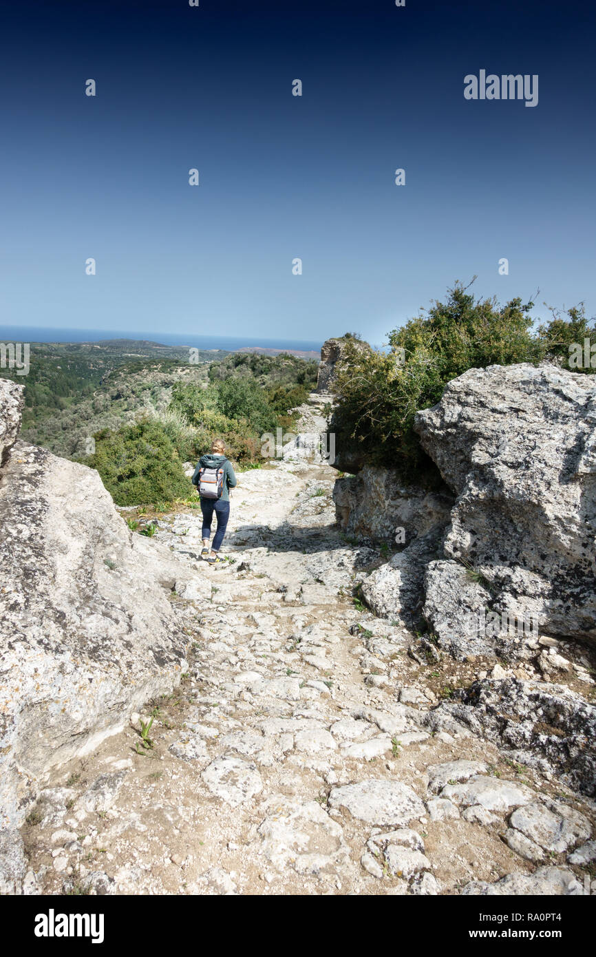 Rückansicht einer Frau gehen auf das hügelige Gebiet Kreta Griechenland Europa Stockfoto