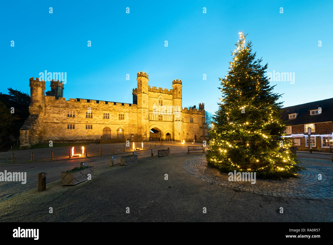 Battle Abbey und Weihnachtsbaum, Battle, East Sussex, England, Vereinigtes Königreich, Europa Stockfoto