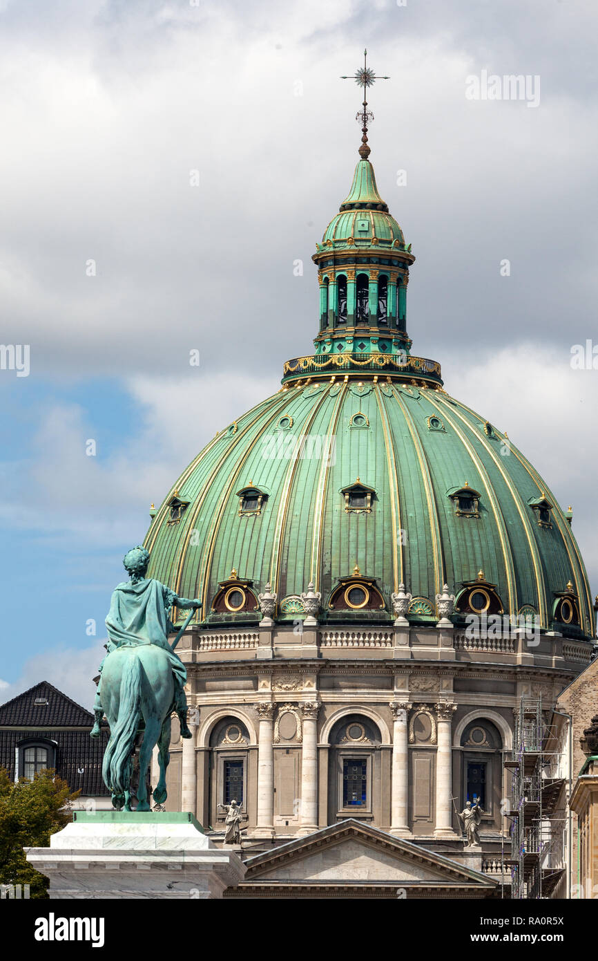 Kopenhagen, Dänemark. Frederik's Kirche, im Volksmund Marmor Kirche bekannt und das Schloss Amalienborg mit Statue von Friedrich V. in Kopenhagen Stockfoto