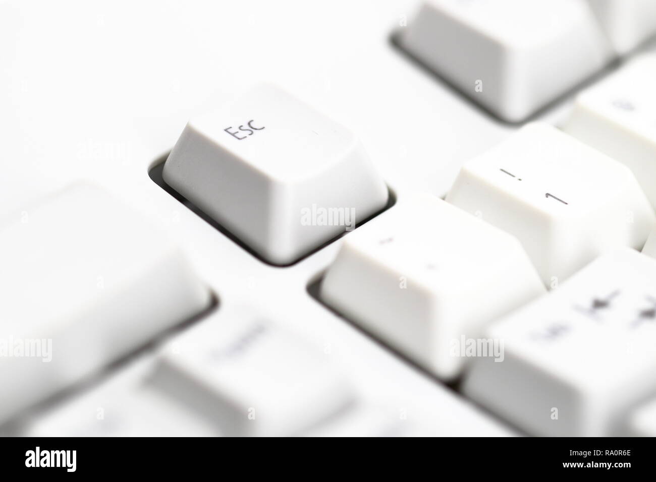 Moderne Computer-Tastatur. Ein Teil der weißen Computer-Tastatur, Fokus auf spezielle Taste 'Esc'. Stockfoto