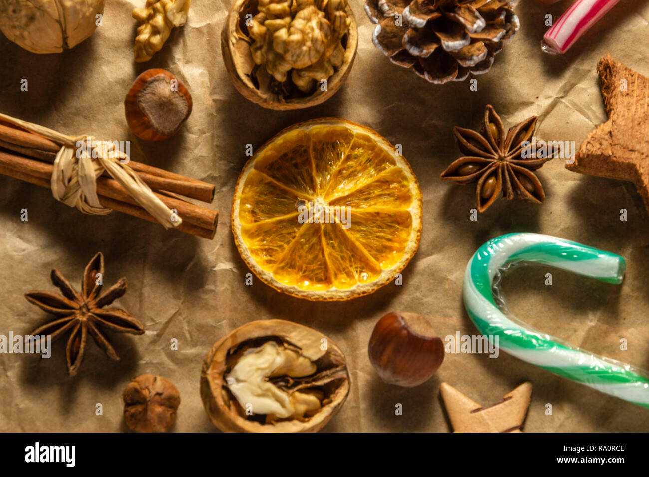 Vielzahl von Weihnachten Lebensmittel Muttern Cinnamon Stick lollipop Orange Slice Stockfoto