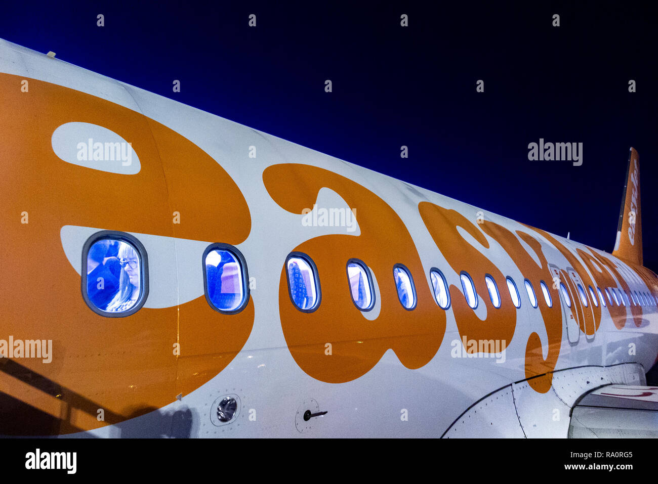 Eine Easyjet Flugzeug auf der Landebahn bei Nacht Stockfoto