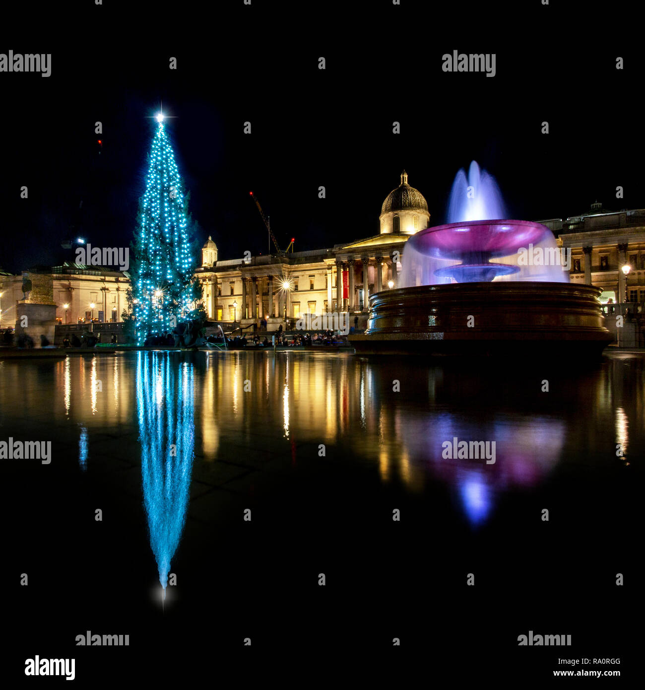 Der Trafalgar Square jährliche Weihnachtsbaum aus Norwegen mit der Nationalgalerie im Hintergrund. Stockfoto