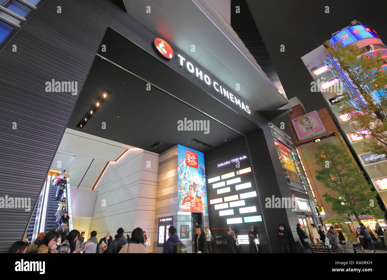 Menschen besuchen Toho Kinos Kino Shinjuku in Tokio, Japan. Stockfoto