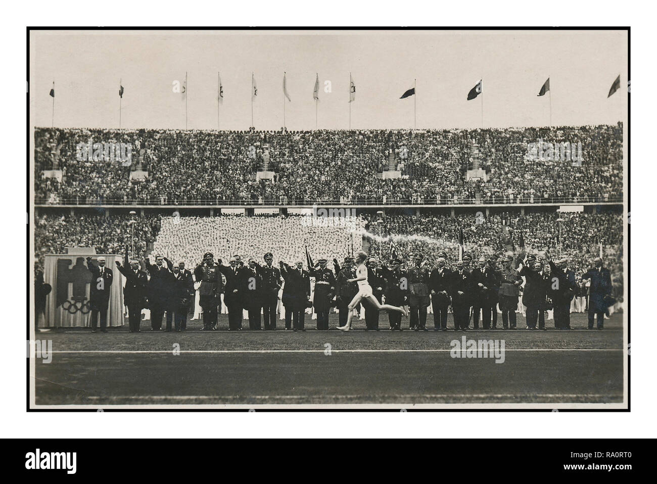 Jahrgang 1936 NS-Berlin Deutschland Olympische Spiele. Deutsche Reich Olympia Postkarte "Fackellauf Runner trifft im Stadion', Olympiastadion Berlin Deutschland Stockfoto