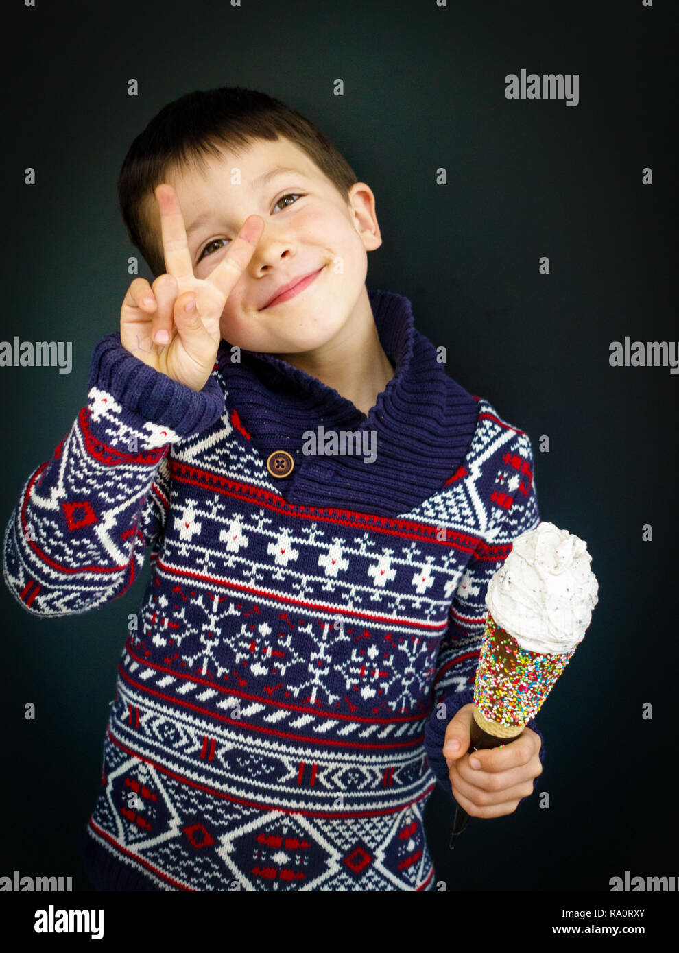 Junge lächelnd mit einem Eis in der Hand Kreta Griechenland Europa Stockfoto