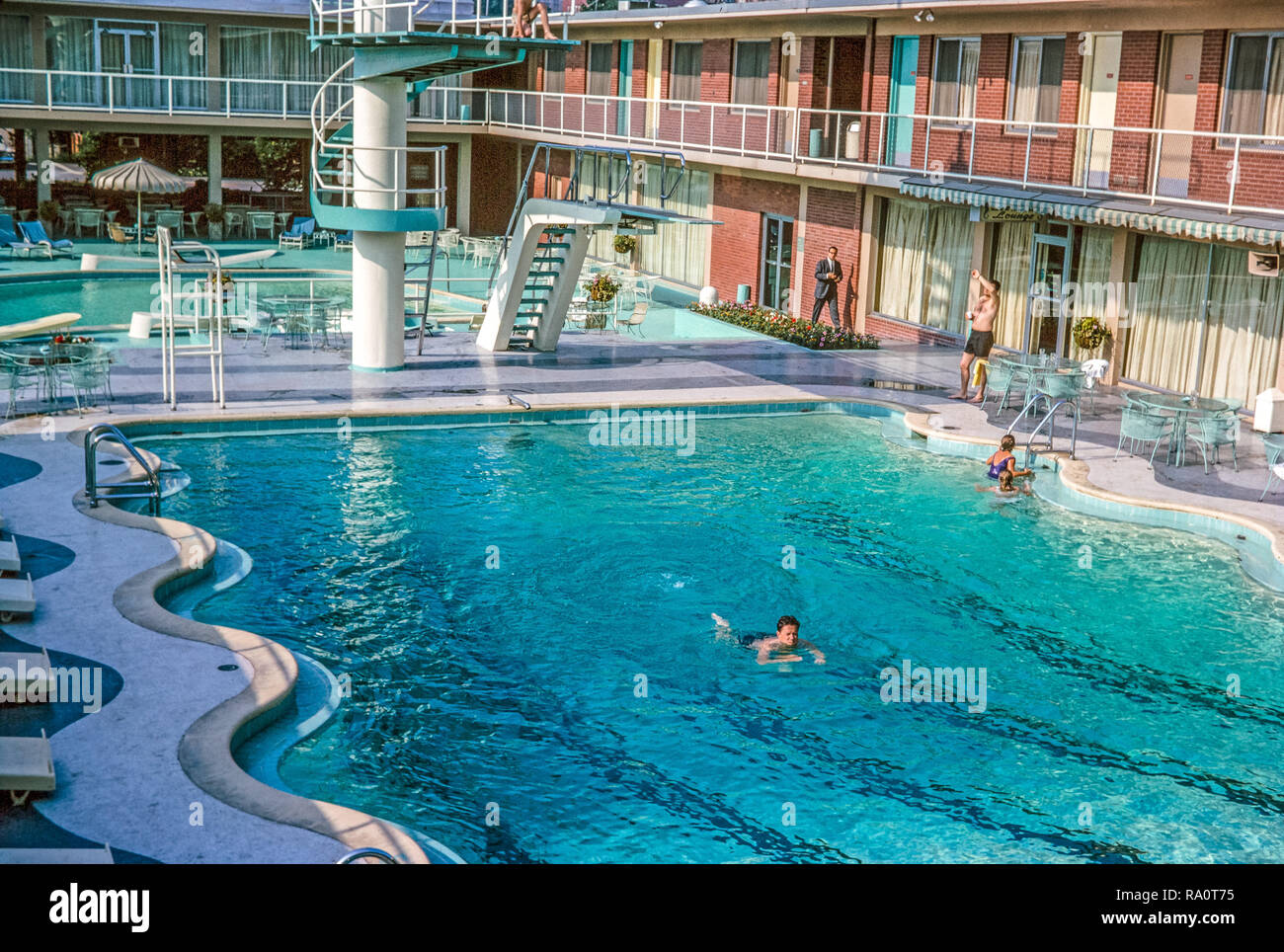 Juli 1964. Ein Außenpool, ein Hotel oder Motel, in New York. Menschen schwimmen und sonnenbaden. Stockfoto