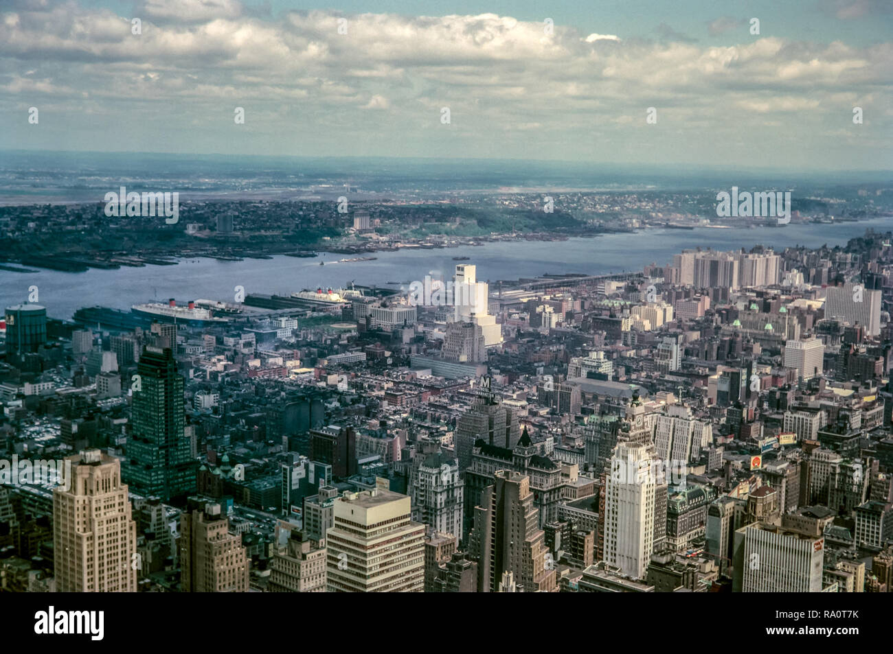 New York City 1964. Blick von der Spitze des Empire State Building, das Manhattan Hotel und den Fluss. Stockfoto