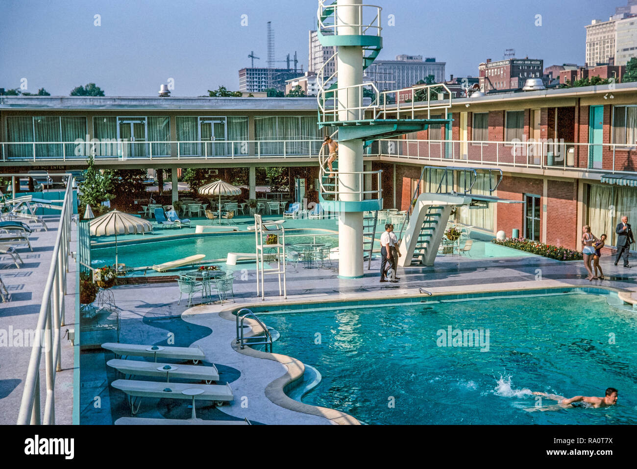Juli 1964. Ein Außenpool, ein Hotel oder Motel, in New York. Menschen schwimmen und sonnenbaden. Stockfoto